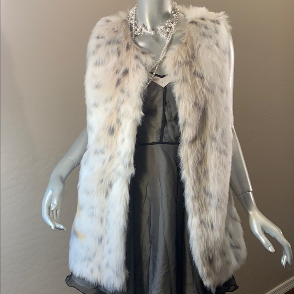 Investments NWT Faux Fur Vest S